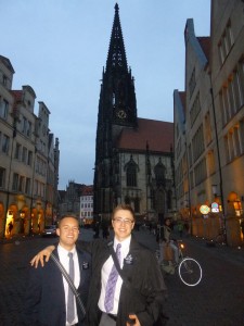 Daniel und einer seiner Mitarbeiter während ihrer Mission, auf einer Straße in Münster.