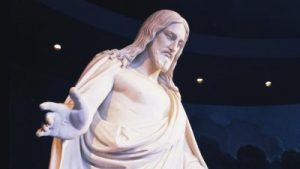 Eine Christus Statue, die uns an seinen Tod und sein Sühnopfer erinnert, wodurch wir von Sünde rein werden können.