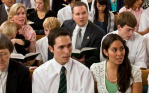 Mormonen singen im Gottesdienst in einer Gemeinde.