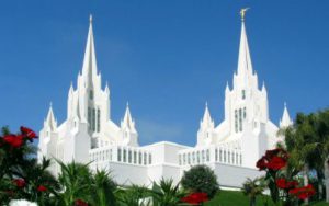 Die Tempel der Mormonen gibt es mittlerweile weltweit verteilt. Hier sieht man den San Diego California Tempel.