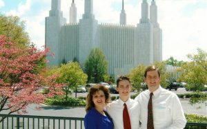 Eine glückliche Familie vor einem Tempel der Mormonen.