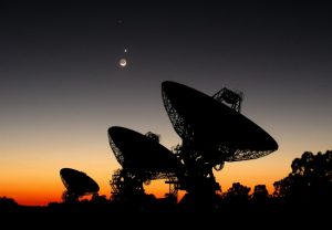 Drei Radioteleskope der NASA.