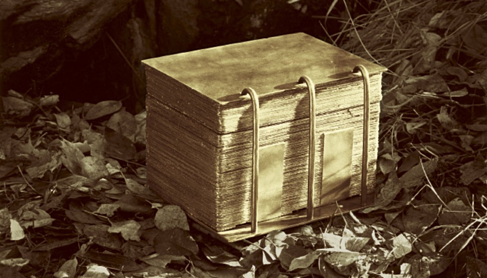 Eine Abbildung der gebundenen Metallplatten, auf die das Buch Mormon vor vielen hundert Jahren von Propheten eingraviert wurde.