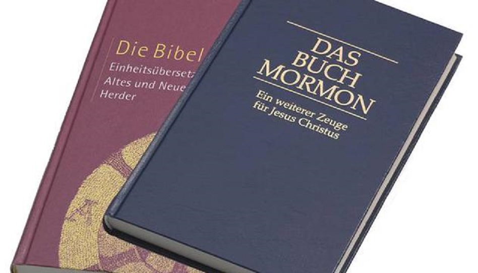 Die Bibel und das Buch Mormon liegen nebeneinander. Das Buch Mormon gab Mitgliedern der Kirche Jesu Christi den Spitznamen "Mormonen".