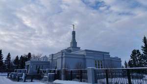Hier siehst du den Tempel der Kirche Jesu Christi der Heiligen der Letzten Tage in Edmonton, Kanada.
