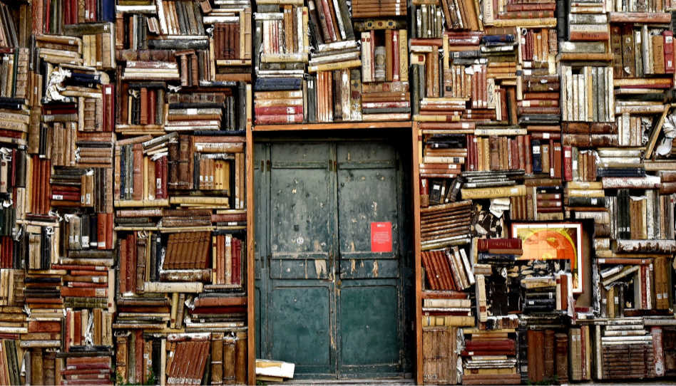 Hier ist eine Tür zu sehen, die von links, rechts und von oben von einer Bücherwand umgeben ist. Doch findet man darin Antworten auf die Frage, ob es rational ist, an Gott zu glauben?