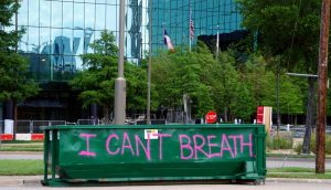 Zu lesen ist ein Graffiti mit der Aufschrift "I can't breathe"; das waren die Worte von dem durch einen Polizisten erstickten US-Bürger George Floyd, bevor er starb.