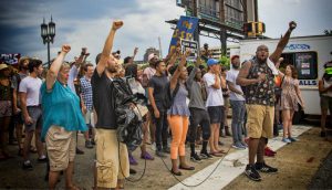 Zu sehen sind Proteste einer friedlichen Gruppe von Demosntranten zur "Black Lives Matter" - Bewegung.