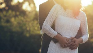 Für viele, insbesondere jüngere religiöse Menschen, ist der Umgang mit Sexualität oftmals ein heikles Thema. Auf diesem Bild ist ein junges Parr zu sehen, welches gerade geheiratet hat und aneinandergeschmiegt hat.