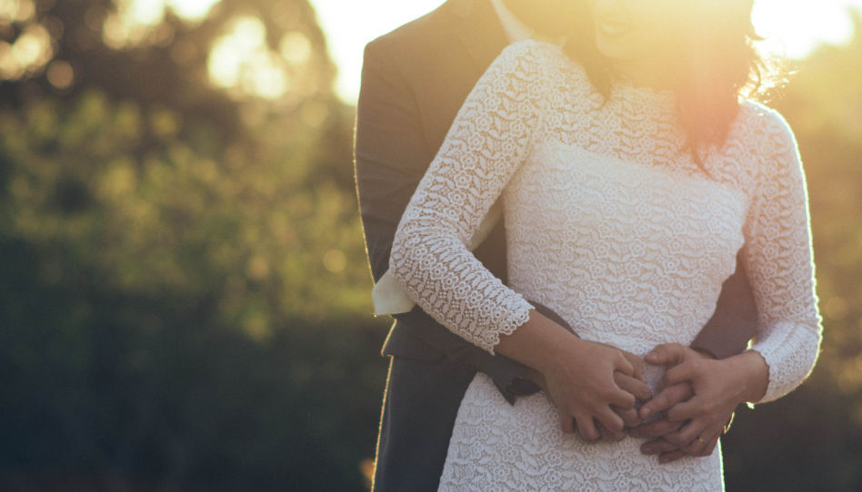 Für viele, insbesondere jüngere religiöse Menschen, ist der Umgang mit Sexualität oftmals ein heikles Thema. Auf diesem Bild ist ein junges Parr zu sehen, welches gerade geheiratet hat und aneinandergeschmiegt hat.
