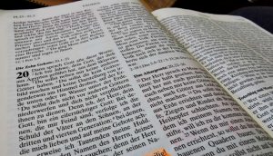 Zu sehen ist ein Foto der Zehn Gebote in der Bibel, Exodus 20.