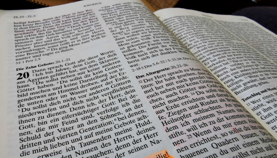 Zu sehen ist ein Foto der Zehn Gebote in der Bibel, Exodus 20.