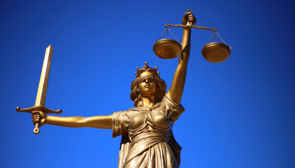 Gehorsam ist das Thema dieses Beitrags. Da passt dieses Bild von Justitia gut, die das Symbol für Gerechtigkeit und Rechtspflege ist.
