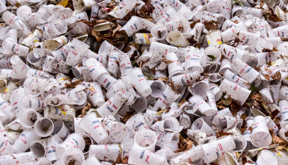 In Deutschland gilt ein Gebot der Mülltrennung. Hier zu sehen ist ein Müllberg von Plastikbechern.