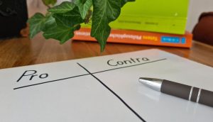 Zu sehen ist eine noch nicht ausgefüllte Pro- und Contra-Liste.