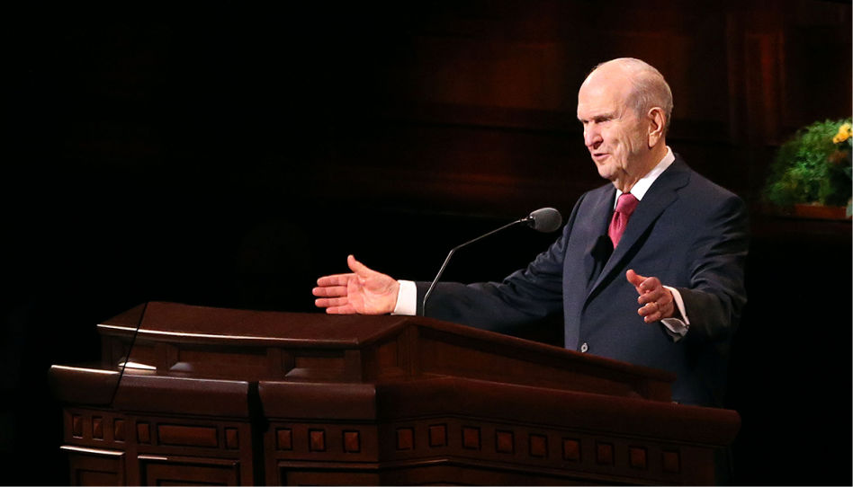 Zu sehen ist ein Bild des aktuellen Präsidenten der Kirche Jesu Christi, Russell M. Nelson, während einer Ansprache einer Generalkonferenz.