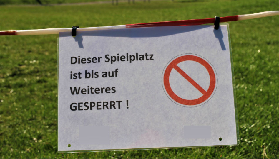 Zu Beginn der Pandemie wurden einige Gebote der Regierungen erlassen. Hier ist ein Zettel zu sehen, auf dem steht: "Dieser Spielplatz ist bis auf Weiteres GESPERRT!"