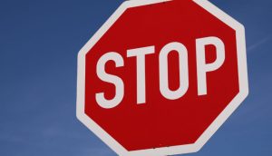 Zu sehen ist ein Stoppschild.
