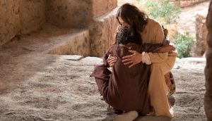 Jesus umarmt einen Bettler