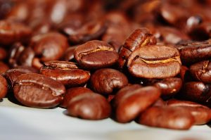 Zu sehen ist ein Haufen Kaffeebohnen.