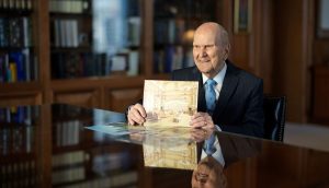 Präsident Nelson zeigt ein Bild vom Salt Lake Tempel - in dem Fall von einem Raum im Inneren.