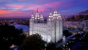 Zu sehen ist der Salt Lake Tempel, beleuchtet.