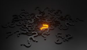 Zu sehen sind viele Fragezeichen, die durcheinander auf einem Boden liegen. Sowohl die Fragezeichen, als auch der Boden (Hintergrund) sind dunkel - abgesehen von einem einzigen leuchtenden Fragezeichen. Das soll die Fragen zur Wahrheit der im CES-Brief befindlichen Behauptungen darstellen.