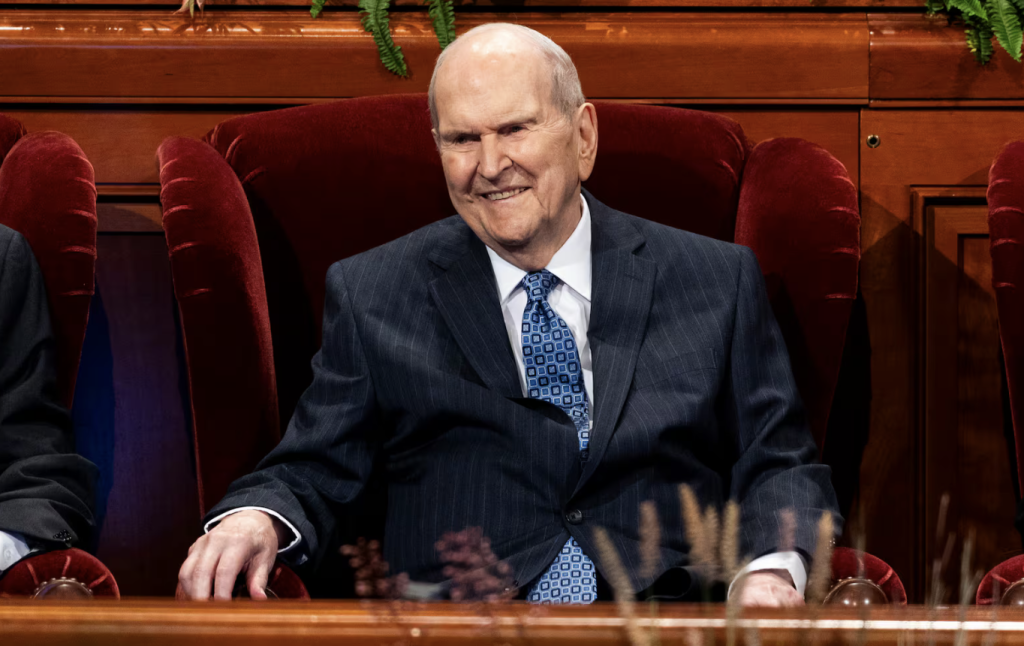 Präsident Nelson lächelt den Mitgliedern der Kirche zu.