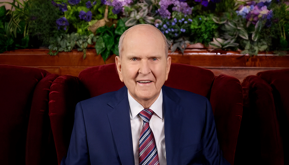 Russell M. Nelson sitzt während einer Konferenz der Kirche Jesu Christi.