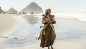 Saria, eine Frau aus dem Buch Mormon, läuft am Strand entlang.