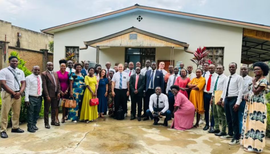 Mitglieder der Kirche Jesu Christi vor einem Versammlungsgebäude in Burundi