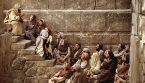 Der Apostel Paulus lehrt eine Gruppe von Menschen über Jesus Christus.