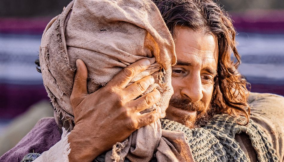Jesus umarmt jemanden.