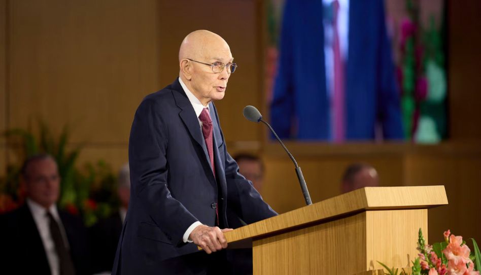 Dallin H. Oaks spricht zu einer Gruppe von zukünftigen Missionsführern