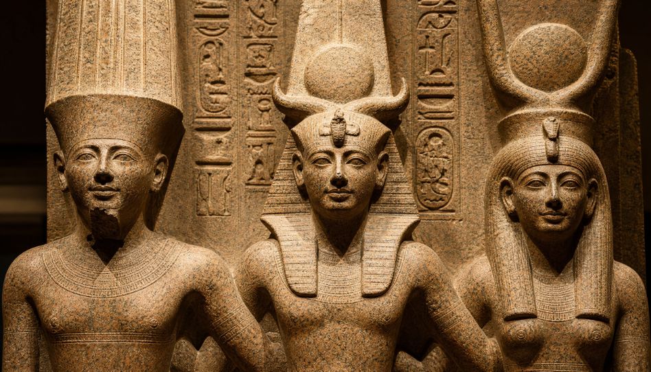 Eine Antike Götter-Triade. Ramses II in der Mitte, zwischen den Göttern Amun und Mut. Erstellt mit KI.