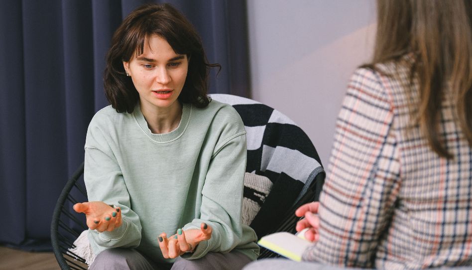 Zwei Frauen unterhalten sich. Eine der Frauen scheint eine Psychologin zu sein