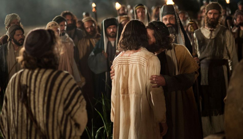 Judas küsst Jesus auf die Wange und verrät ihn dadurch