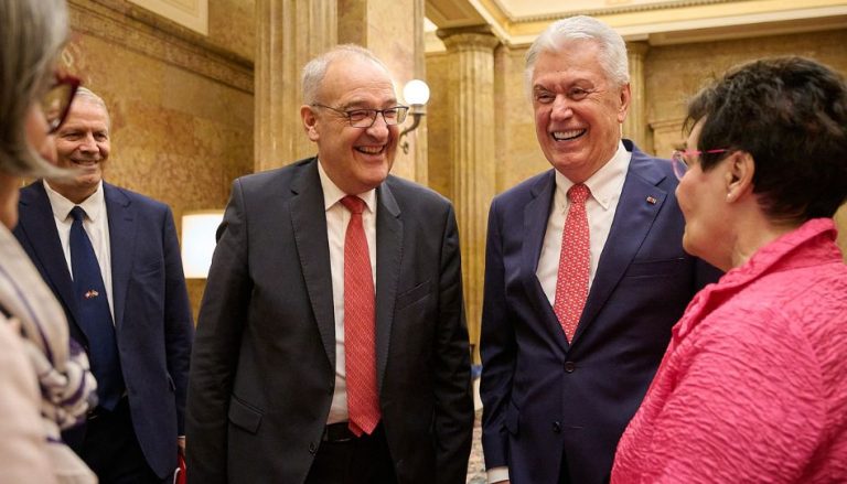 Bundespräsident der Schweiz, Guy Parmelin, und Präsident Uchtdorf lachen zusammen – im Beisein von Parmelins Frau Caroline, Seine Exzellenz Ralf Heckner und Harriet Reich Uchtdorf.