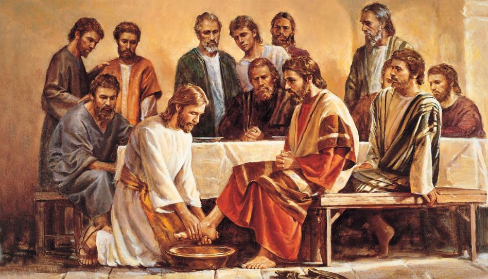 Jesus wäscht die Füße eines der Apostel. Die anderen Apostel stehen bzw. sitzen dahinter und schauen zu.