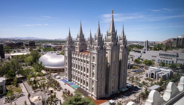 Zu sehen ist eine Aufnahme des Salt-Lake-Tempels, mit dem Tempel Square aus der Vogelperspektive