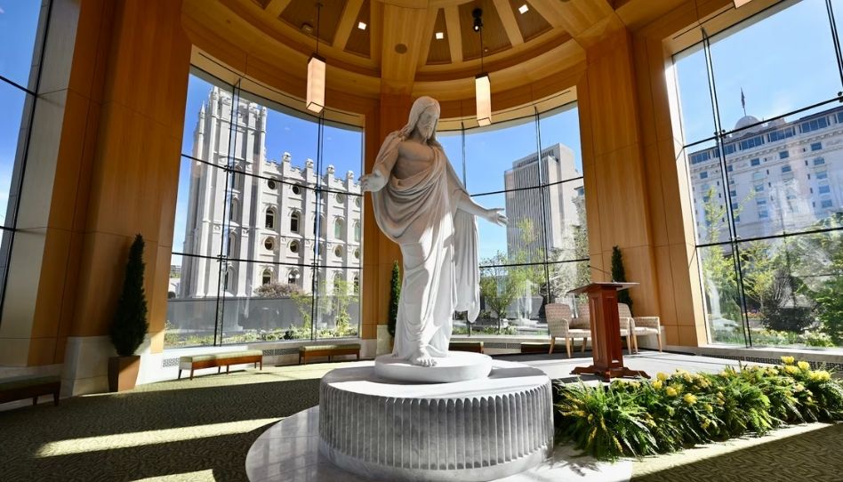 Eine Nachbildung der Christus-Statue des Künstlers Bertel Thorvaldsen. Im Hintergrund sieht man einen Teil des Salt-Lake-Tempels.