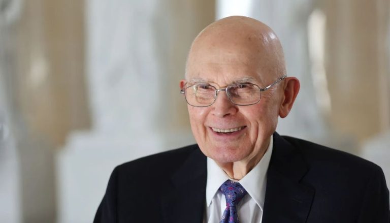 Präsident Dallin H. Oaks lächelt, während er ein Interview gibt.