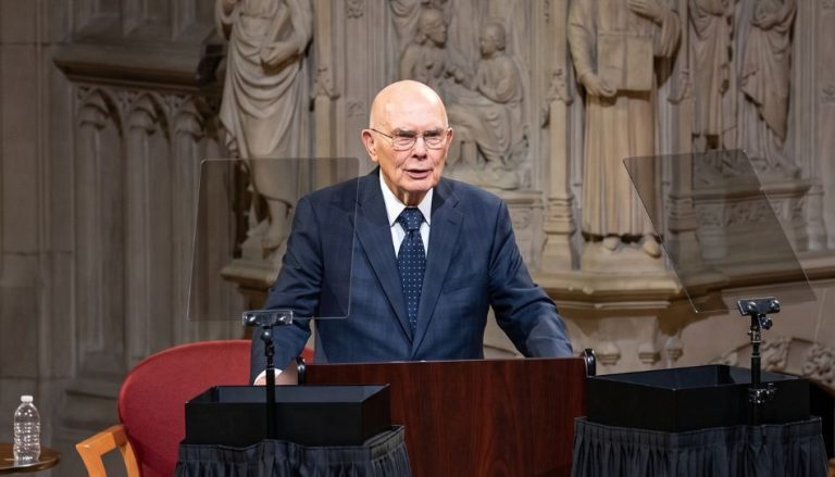 Präsident Dallin H. Oaks während seiner Ansprache in der Washington National Cathedral.
