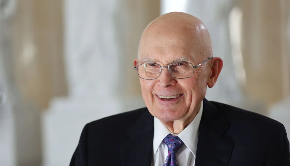 Präsident Dallin H. Oaks lächelt, während er ein Interview gibt.