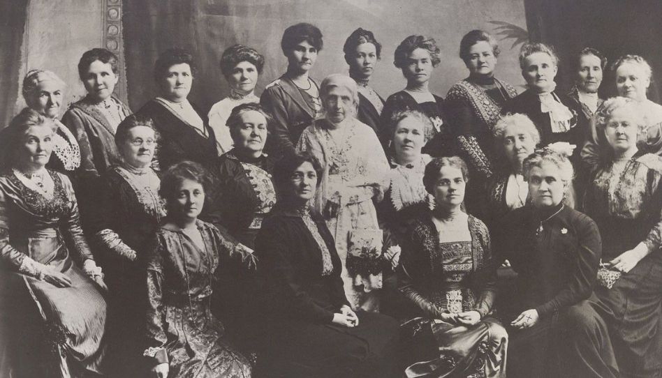Die Präsidentschaft der Frauenhilfsvereinigung der Kirche um die Wende zum 20. Jahrhundert, mit weiteren Frauen.