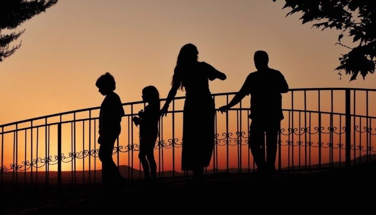 Eine Familie, VAter, Mutter und zwei Kindern, stehen bei einem Sonnenaufgang auf einer Brücke. MAn sieht lediglich deren Silhouetten.