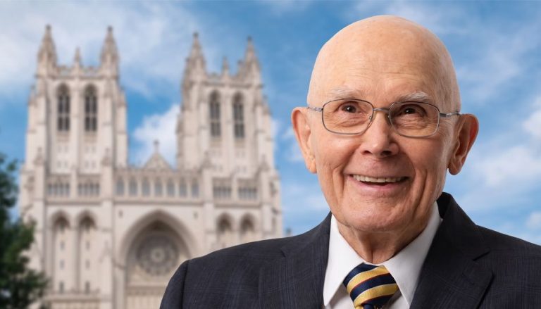 Dallin H. Oaks lächelt. Im Hintergrund sieht man die Washington National Cathedral.